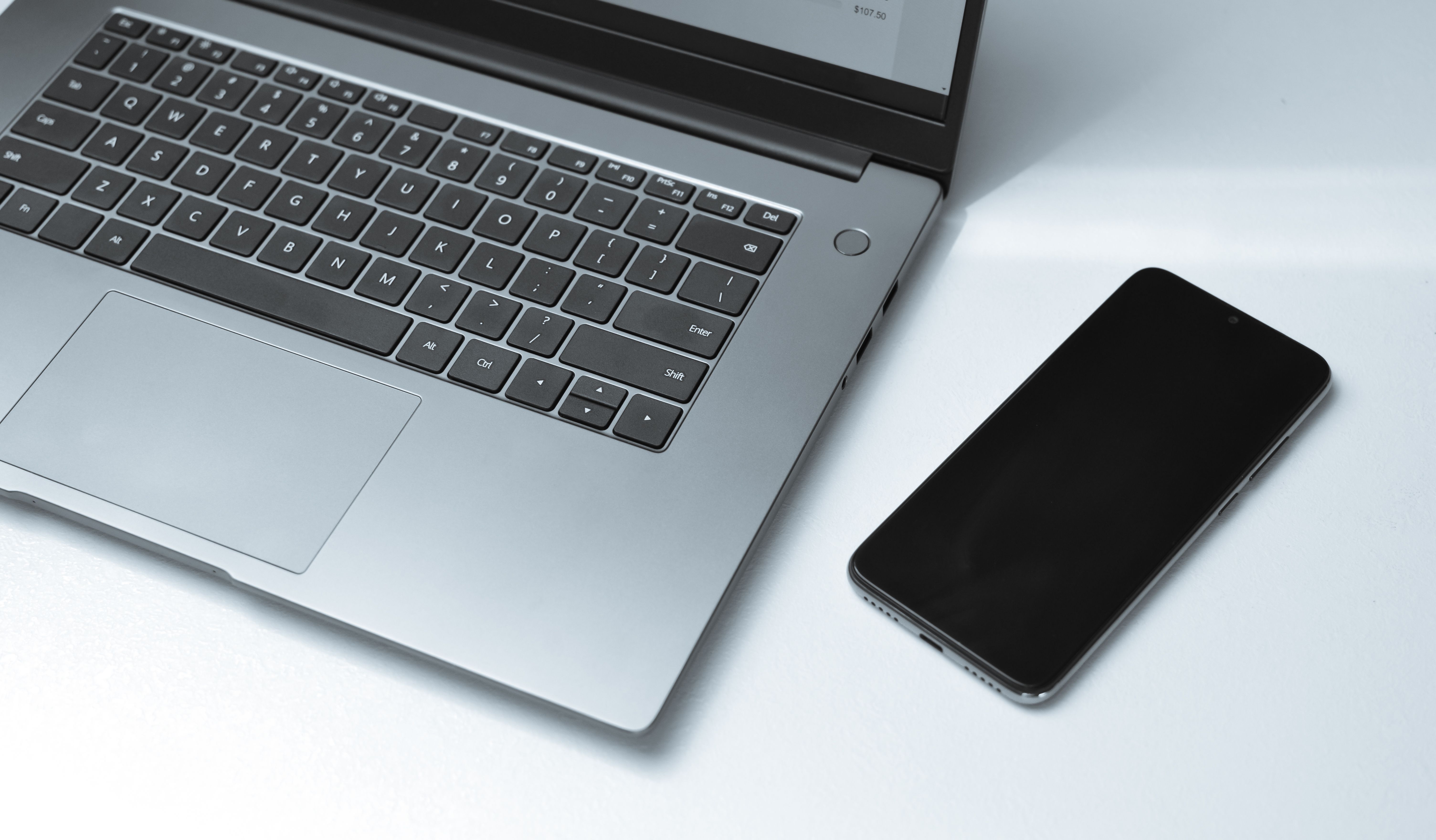 Web y aplicación de gestión para pyme mostradas en portátil y móvil